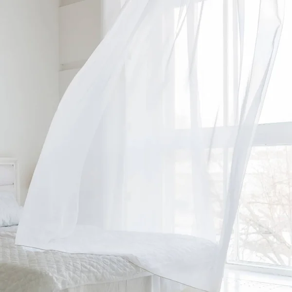 Rideau blanc dans la chambre — Photo