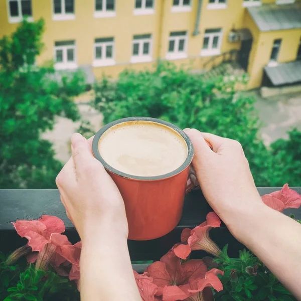 Frau trinkt Kaffee auf Balkon — Stockfoto