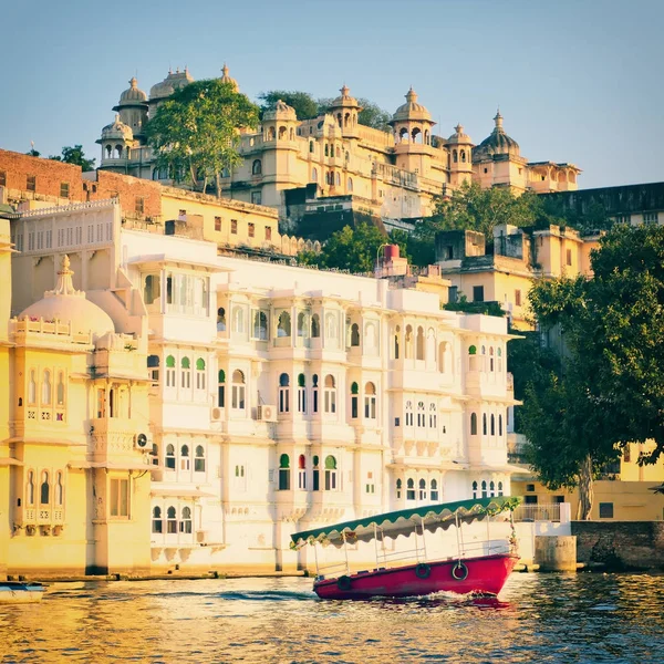 Water view of City Palace in Udaipur — Stock Photo, Image