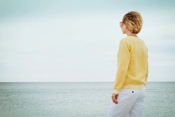 Femme se détendre sur la plage — Photo