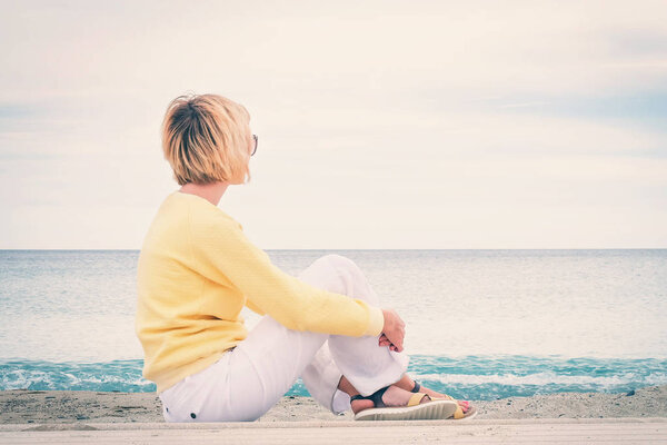 Женщина отдыхает на пляже
