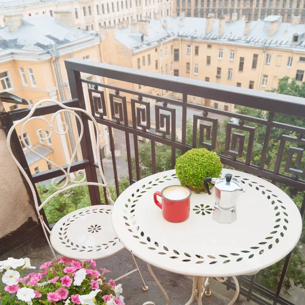 Salontafel met stoel op balkon — Stockfoto