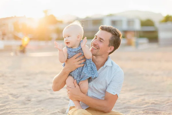 Jonge vader met kleine dochter outdoors — Stockfoto