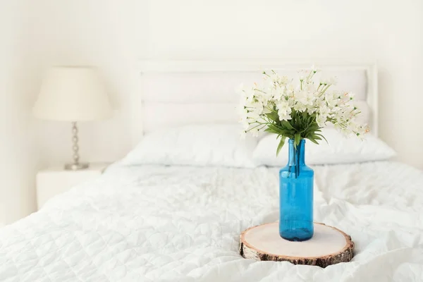 Mavi cam şişe içinde beyaz çiçekler — Stok fotoğraf