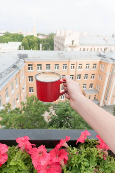 Donna che beve caffè sul balcone — Foto Stock