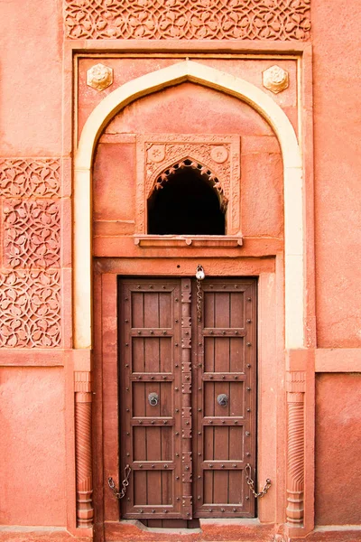 Ancienne porte en bois à Agra — Photo