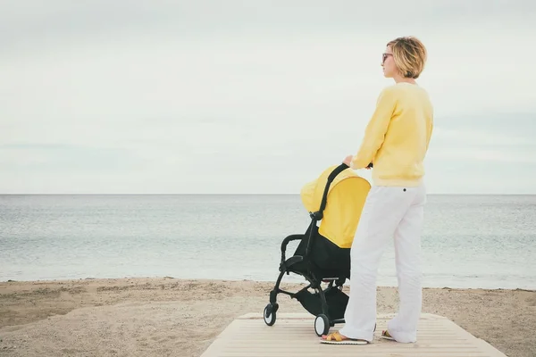 Мама на прогулке с коляской — стоковое фото