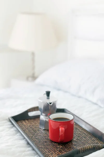 Kaffee mit Stahl-Kaffeemaschine auf dem Bett — Stockfoto