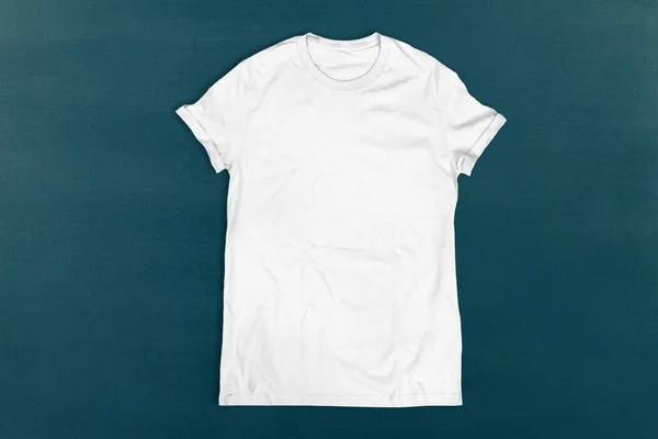 Білий скласти футболку — стокове фото