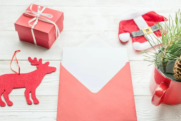 Noel öğeleri ile zarf — Stok fotoğraf