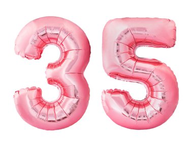 35 numara, beyaz arka planda izole edilmiş gül altından şişirilebilir balonlardan yapılmış 35 numara. Pembe helyum balonları 35-35 oluşturuyorlar.