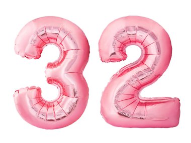 32 numara 32 numara. Beyaz arka planda izole edilmiş gül sarısı şişirilebilir balonlardan yapılmış. Pembe helyum balonları 32-32 oluşturuyorlar.
