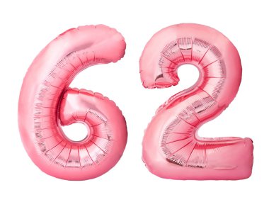 62 numara. Altmış iki numara, beyaz arka planda izole edilmiş gül sarısı şişirilebilir balonlardan yapılmış.