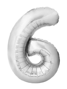 Beyaz arka planda izole edilmiş gümüş şişirilebilir balondan yapılmış 6 numara. İndirim ve satış, doğum günü ve eğitim kavramı