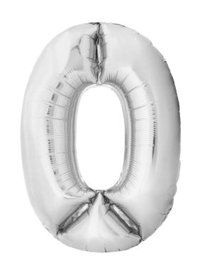 0 numara, beyaz arka planda izole edilmiş gümüş şişirilebilir balondan yapılmış. İndirim ve satış, doğum günü ve eğitim kavramı