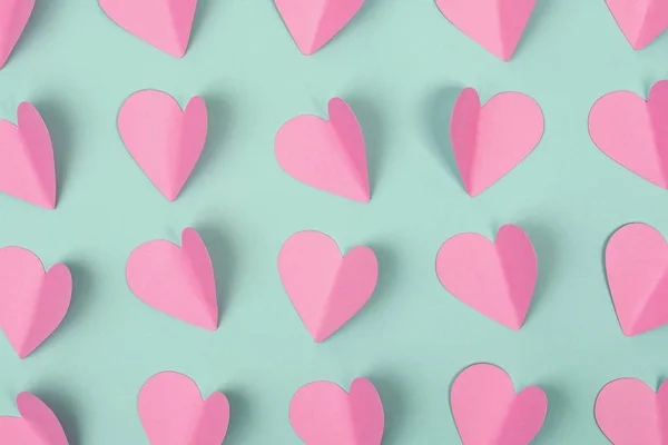 Sömlös romantisk bakgrund gjord av rosa papper hjärtan på mynta färg bakgrund. Platt äggläggning — Stockfoto