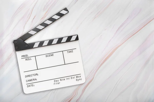 White clapboard on marble background. Open white clapper board on marble texture. Top view — Stock Photo, Image