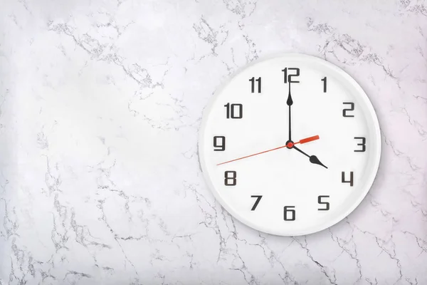 Reloj de pared redondo blanco sobre fondo de mármol natural blanco. Cuatro oclock — Foto de Stock