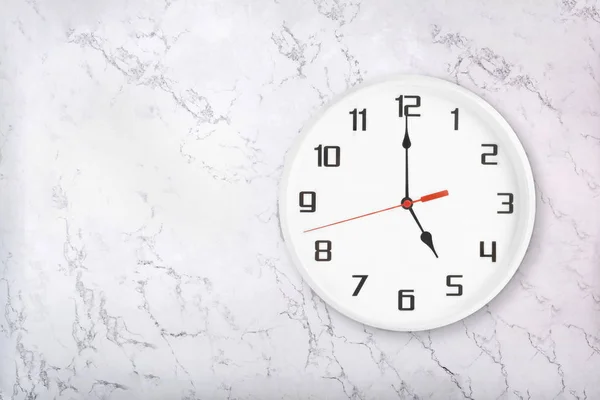 Reloj de pared redondo blanco sobre fondo de mármol natural blanco. Cinco relojes — Foto de Stock