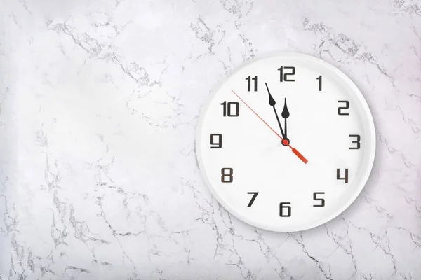 White round wall clock on white natural marble background. — 스톡 사진