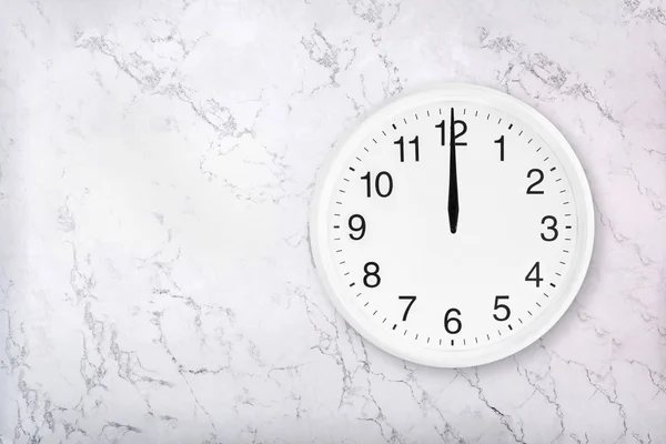 White round wall clock on white natural marble background. Midday — Stock Photo, Image