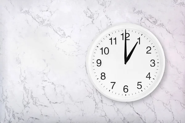 Vit rund vägg klocka på marmor bakgrund — Stockfoto