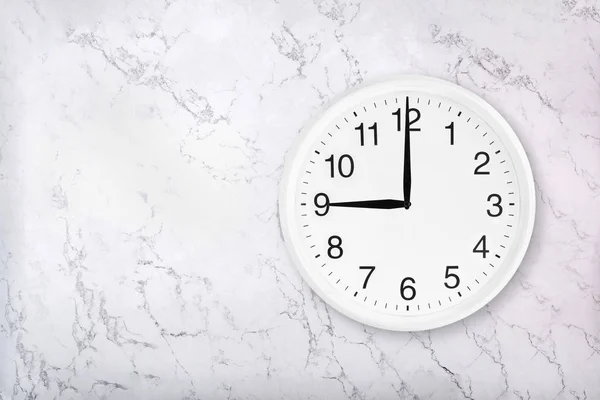 Relógio de parede redonda branco no fundo de mármore branco — Fotografia de Stock