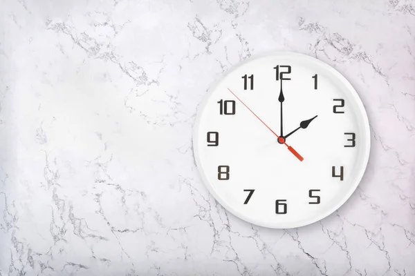 White round wall clock on marble background — Stock Photo, Image
