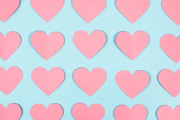 Close-up of pink paper hearts on blue background. Flat lay — Stock Photo, Image