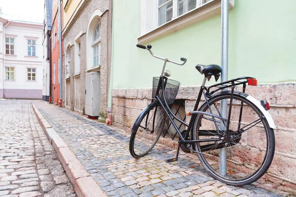 Ročník parkování na kole u zdi — Stock fotografie