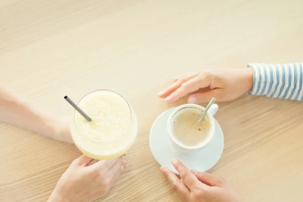 Female couple drinking coffee and smoothie at cafe — Stock Photo, Image
