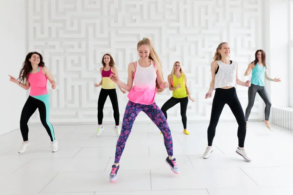 Группа молодых женщин в спортивной одежде в танцевальном фитнес-классе — стоковое фото