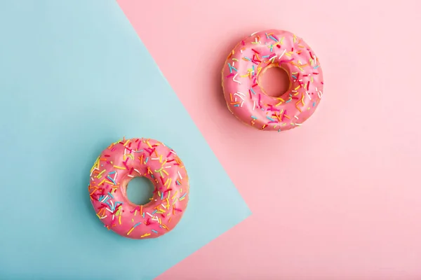 Donuts Coloridos De Color Turquesa Y Rosa. Donuts Fijados En Fondo Blanco.  Donut Con Vidrios Multicolores. Donuts Imagen de archivo - Imagen de  delicioso, esmaltado: 184783593