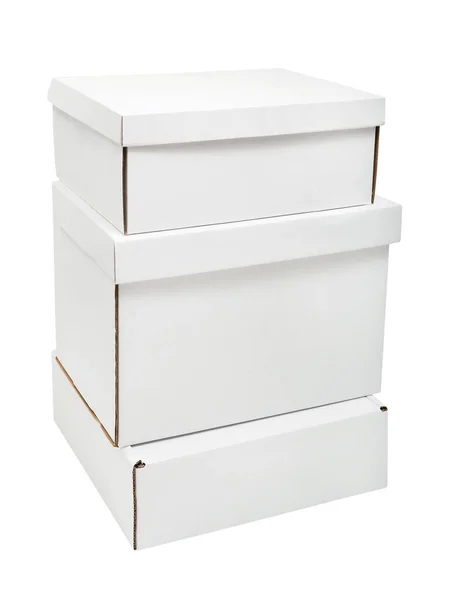 Lot de trois boîtes en carton blanc vierges isolées sur fond blanc — Photo