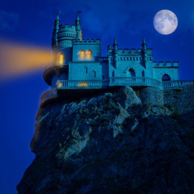 Geceleyin ortaçağ şatosu. Cadılar Bayramı geçmişi. Kırlangıç Yuvası,