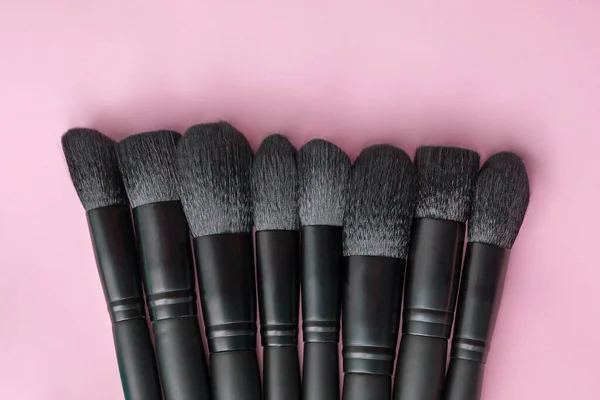 Flat lay of makeup brushes collection on colorful background. — Stock Photo, Image