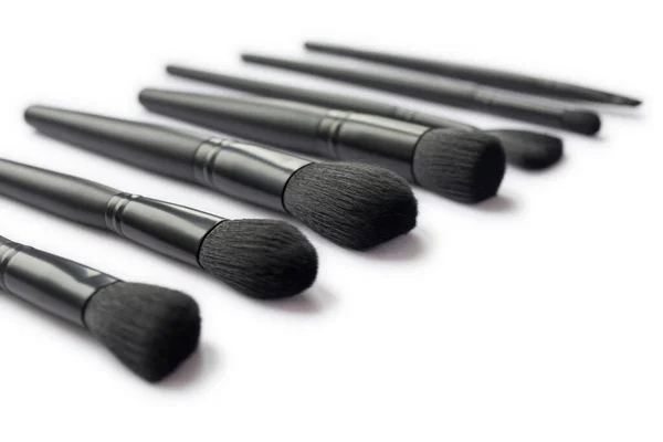 Fechar as escovas de maquiagem preta isoladas no fundo branco — Fotografia de Stock