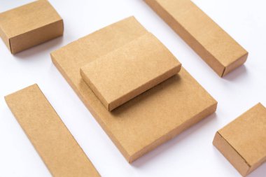 Çeşitli Kraft kutu paketlerinin kapatılması beyaz arkaplan üzerinde izole edilmiş modellemeler