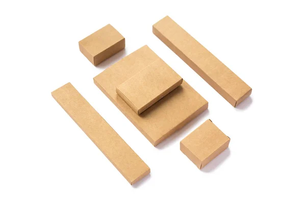 Группа коричневых картонных коробок макет изолирован на белом фоне. Различные коробки крафта изолированы на белом фоне — стоковое фото