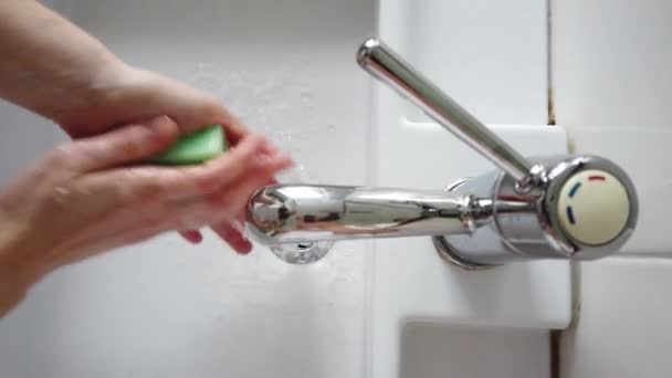 Vista superior de 4K de lavado de manos con jabón bajo la grúa con agua. Mujer lavándose las manos con jabón bajo el agua — Vídeos de Stock