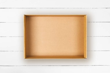 Beyaz ahşap zemin üzerinde boş karton kutu düz yatıyordu