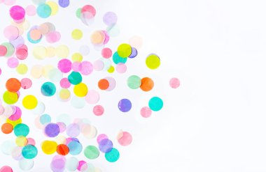 Ok şeklinde hazırlanmış renkli kağıt konfetileri