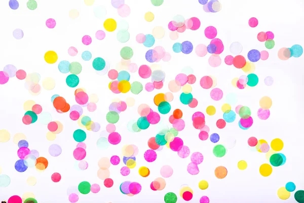 Confetti su sfondo bianco. Concetto festa di compleanno — Foto Stock