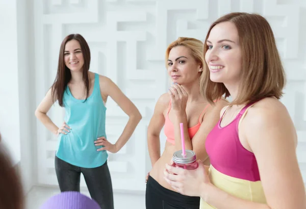 Glücklich lächelnde Frauen plaudern nach dem Training im Fitnessstudio — Stockfoto