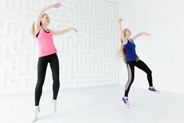 Groep van twee jonge fit vrouwen die plezier hebben tijdens het dansen — Stockfoto