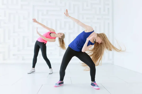 Группа из двух молодых женщин, занимающихся фитнес-танцами — стоковое фото