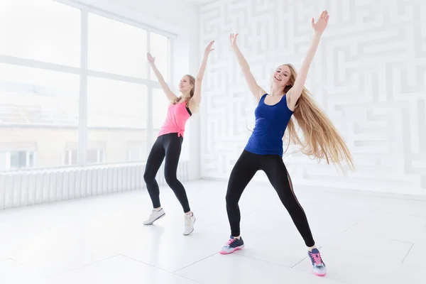 Ajuste mulheres jovens fazendo um exercício cardio — Fotografia de Stock