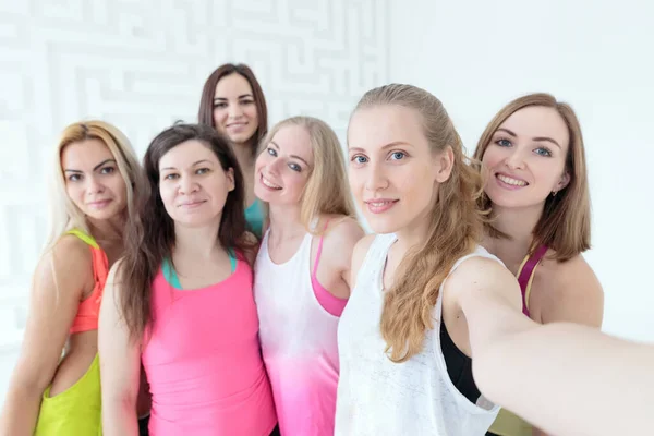 Groep van sportieve gelukkige vrouwen glimlachen en het nemen van een selfie — Stockfoto