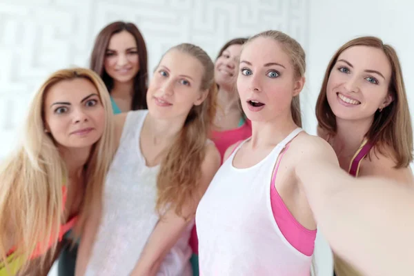 Jovens mulheres tirando uma selfie no estúdio de fitness — Fotografia de Stock