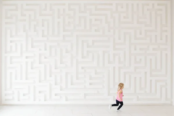 Niña corriendo cerca de la pared del laberinto —  Fotos de Stock